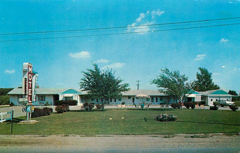 Westview Motel (West View Motel) - Vintage Postcard (newer photo)